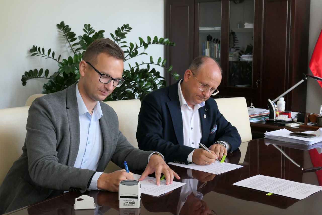 Ilustracja do informacji: Umowa na projekt przebudowy szkoły w Dobrzelowie podpisana