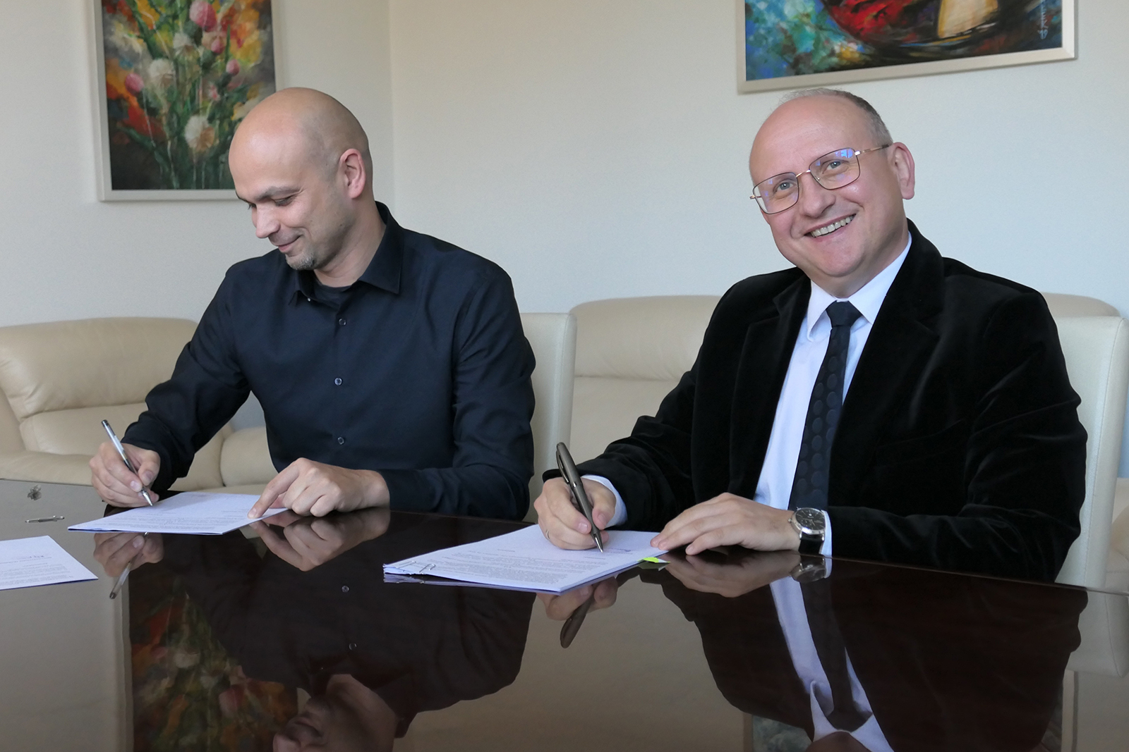 Ilustracja do informacji: Umowy na projekty kompleksów sportowych w Emilinie, Oleśniku i Zawadach podpisane