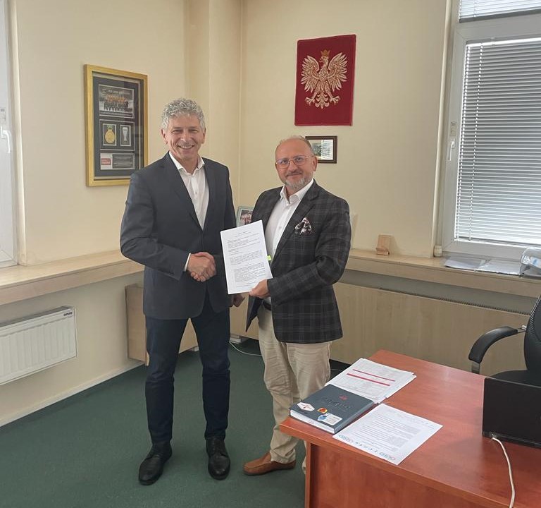 Ilustracja do informacji: Umowa na dofinansowanie budowy boiska w Oleśniku podpisana
