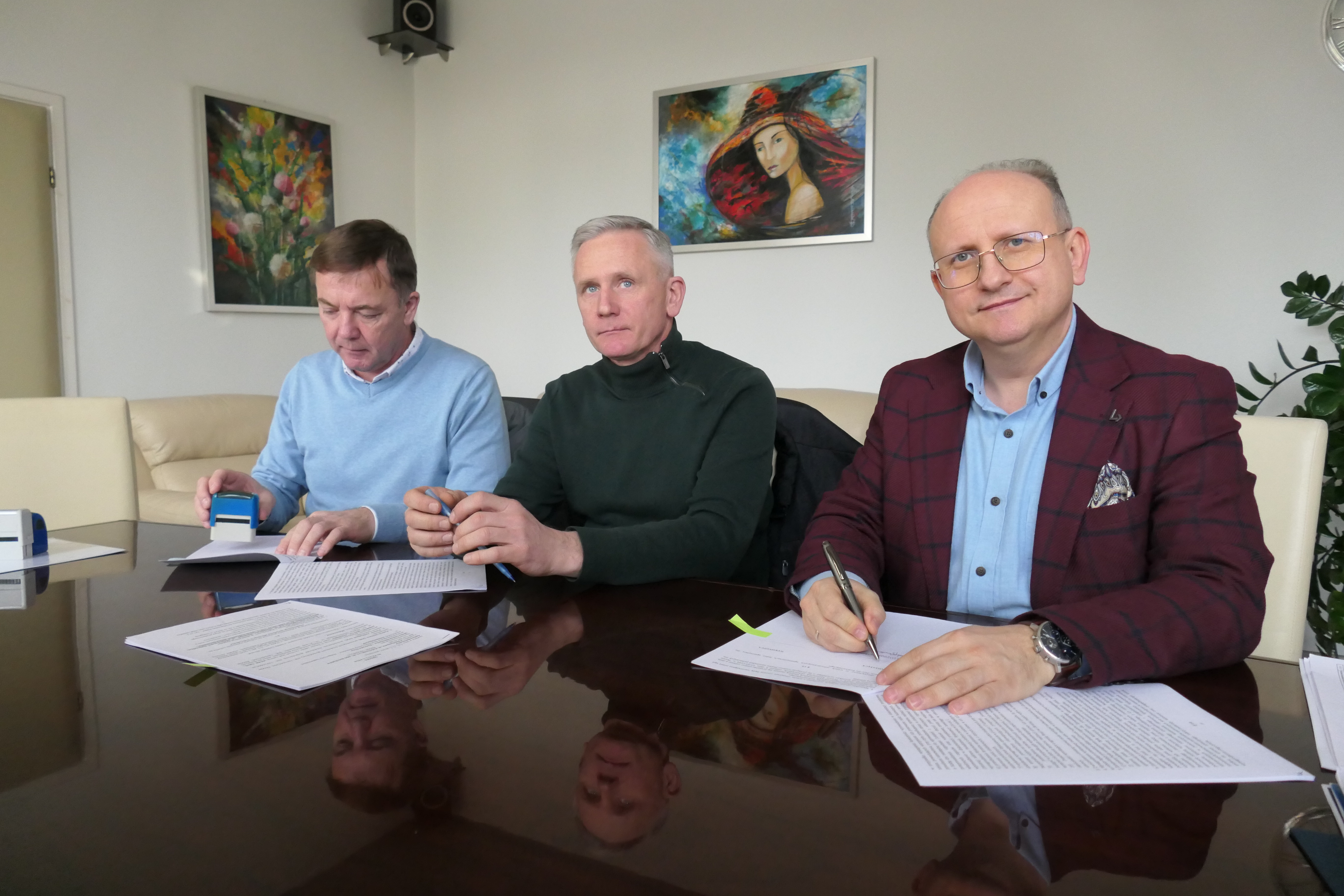 Ilustracja do informacji: Umowa na modernizację oświetlenia w Dobrzelowie podpisana