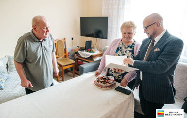 Pamiątkowe albumy trafiły do Jubilat&oacute;w świętujących Złote Gody 14