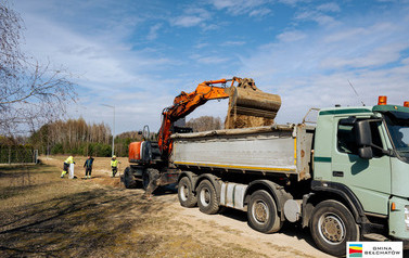 Ruszły prace przy budowie drogi betonowej w Janinie 3