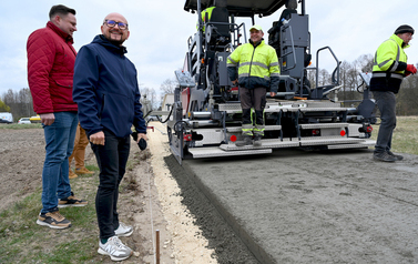 W Janinie trwa budowa drogi betonowej 24