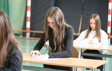 Egzamin &oacute;smoklasist&oacute;w w szkołach prowadzonych przez Gminę Bełchat&oacute;w 14