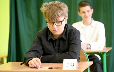 Egzamin &oacute;smoklasist&oacute;w w szkołach prowadzonych przez Gminę Bełchat&oacute;w 107