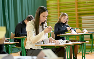 Egzamin &oacute;smoklasist&oacute;w w szkołach prowadzonych przez Gminę Bełchat&oacute;w 125
