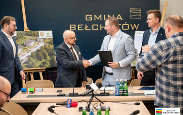 Podpisanie umowy na budowę blok&oacute;w SIM w Dobrzelowie 8
