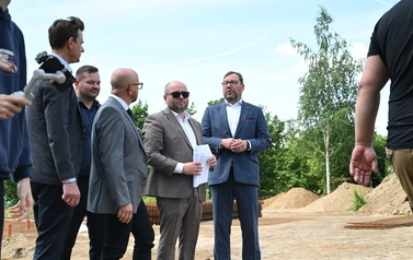Budowa blok&oacute;w SIM w Dobrzelowie oficjalnie rozpoczęta. Pierwsze łopaty pod budowę zostały wbite 2