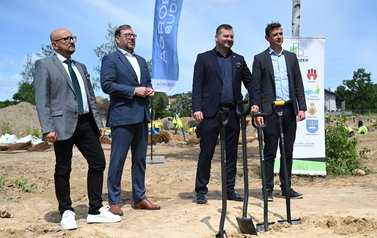Budowa blok&oacute;w SIM w Dobrzelowie oficjalnie rozpoczęta. Pierwsze łopaty pod budowę zostały wbite 6