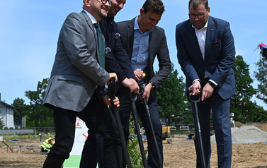 Budowa blok&oacute;w SIM w Dobrzelowie oficjalnie rozpoczęta. Pierwsze łopaty pod budowę zostały wbite 7