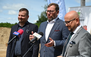 Budowa blok&oacute;w SIM w Dobrzelowie oficjalnie rozpoczęta. Pierwsze łopaty pod budowę zostały wbite 8