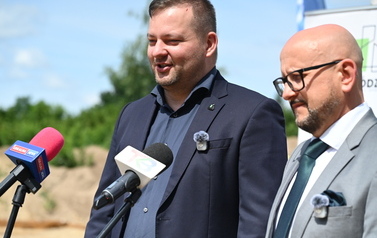 Budowa blok&oacute;w SIM w Dobrzelowie oficjalnie rozpoczęta. Pierwsze łopaty pod budowę zostały wbite 9
