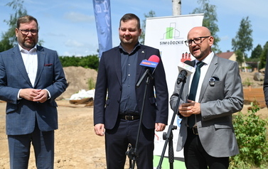 Budowa blok&oacute;w SIM w Dobrzelowie oficjalnie rozpoczęta. Pierwsze łopaty pod budowę zostały wbite 10