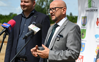 Budowa blok&oacute;w SIM w Dobrzelowie oficjalnie rozpoczęta. Pierwsze łopaty pod budowę zostały wbite 11