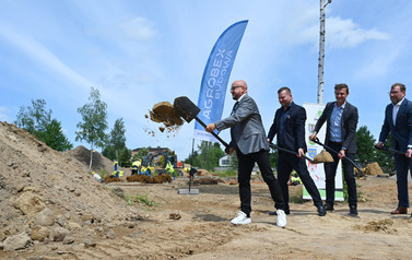 Budowa blok&oacute;w SIM w Dobrzelowie oficjalnie rozpoczęta. Pierwsze łopaty pod budowę zostały wbite 18