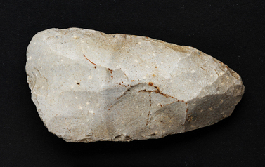 Siekierka krzemienna z wczesnej epoki brązu (2300-1800 p.n.e.) odkryta w trakcie badań powierzchniowych Muzeum Archeologicznego i Etnograficznego w Łodzi wok&oacute;ł G&oacute;r Borowskich (foto: S. Baranowski).