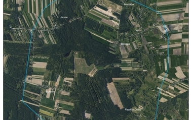 Ortofotomapa z zaznaczonym obszarem badań powierzchniowych Muzeum Archeologicznego i Etnograficznego w Łodzi (źr&oacute;dło mapy: Geoportal.gov.pl). 