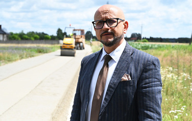 Układanie betonu na drodze w Zawadowie 4