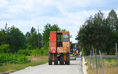 Układanie betonu na drodze w Zawadowie 13