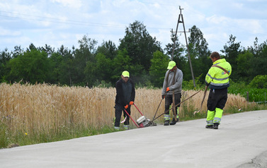 Układanie betonu na drodze w Zawadowie 14