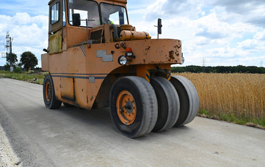 Układanie betonu na drodze w Zawadowie 16