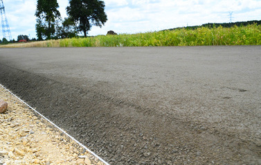 Układanie betonu na drodze w Zawadowie 17