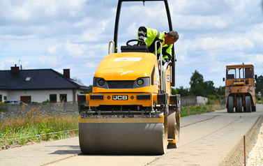 Układanie betonu na drodze w Zawadowie 18