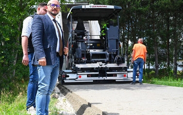 Układanie betonu na drodze w Zawadowie 19