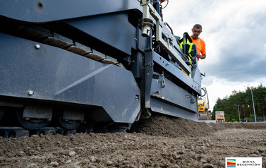 Budowa drogi betonowej w Kałdunach na ostatniej prostej 8