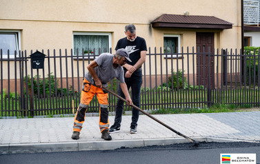 Leją asfalt na drodze Kałduny - Dobrzel&oacute;w 3