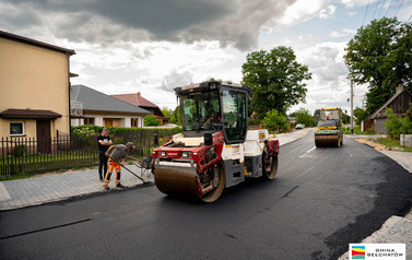 Leją asfalt na drodze Kałduny - Dobrzel&oacute;w 6