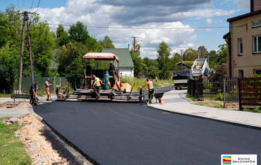 Leją asfalt na drodze Kałduny - Dobrzel&oacute;w 10