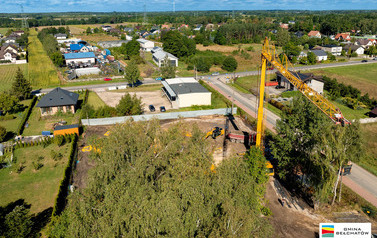 Ogromny żuraw wieżowy pojawił się na placu budowy schronu w Zawadach 24