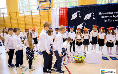 Ślubowanie pierwszoklasist&oacute;w w ZSP w Łękawie 10