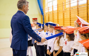 Ślubowanie pierwszoklasist&oacute;w w ZSP w Łękawie 24