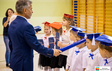 Ślubowanie pierwszoklasist&oacute;w w ZSP w Łękawie 26