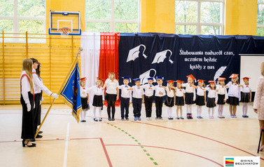 Ślubowanie pierwszoklasist&oacute;w w ZSP w Łękawie 30