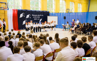 Ślubowanie pierwszoklasist&oacute;w w ZSP w Łękawie 41