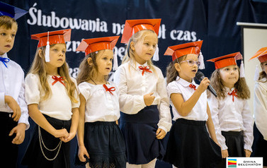 Ślubowanie pierwszoklasist&oacute;w w ZSP w Łękawie 42
