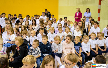 Ślubowanie pierwszoklasist&oacute;w w ZSP w Łękawie 49