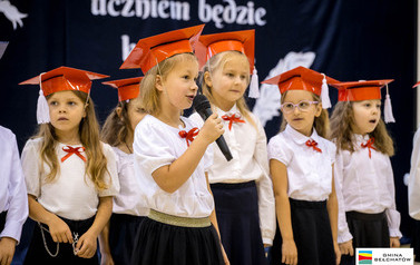 Ślubowanie pierwszoklasist&oacute;w w ZSP w Łękawie 60