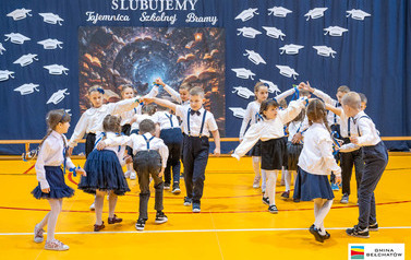 Ślubowanie pierwszoklasist&oacute;w w ZSP w Kurnosie Drugim 70