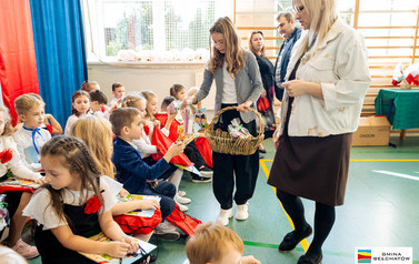 Ślubowanie pierwszoklasist&oacute;w w ZSP w Domiechowicach 13
