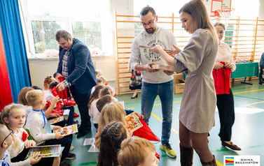 Ślubowanie pierwszoklasist&oacute;w w ZSP w Domiechowicach 23