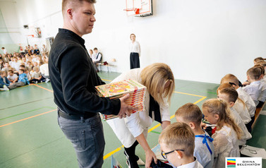 Ślubowanie pierwszoklasist&oacute;w w ZSP w Domiechowicach 24