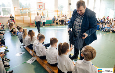 Ślubowanie pierwszoklasist&oacute;w w ZSP w Domiechowicach 26