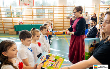 Ślubowanie pierwszoklasist&oacute;w w ZSP w Domiechowicach 49