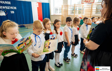 Ślubowanie pierwszoklasist&oacute;w w ZSP w Domiechowicach 50