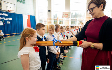Ślubowanie pierwszoklasist&oacute;w w ZSP w Domiechowicach 57