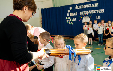 Ślubowanie pierwszoklasist&oacute;w w ZSP w Domiechowicach 65